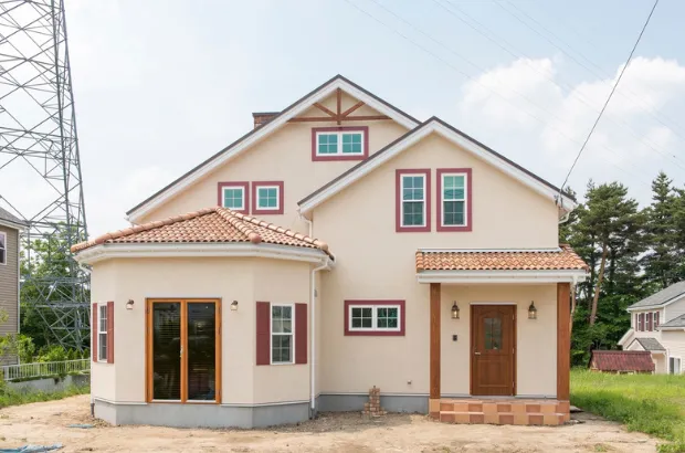 【外観】塗り壁×瓦のプロヴァンススタイル