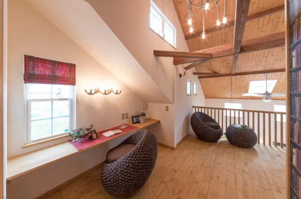 【Hall】吹き抜けと勾配天井で開放感抜群