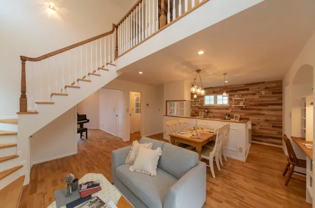 【LDK】お城のような階段がオシャレなリビング