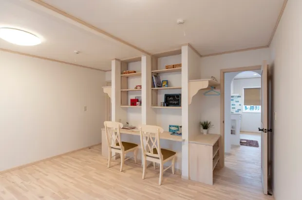 【Kids Room】シンメトリーに造作した机&ロッカー