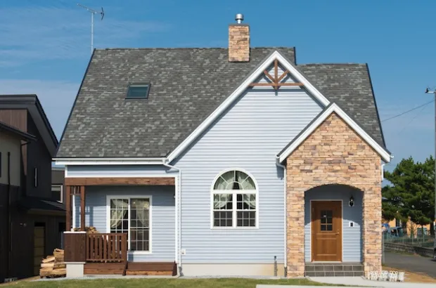 ブルーグレイの可愛らしい外観