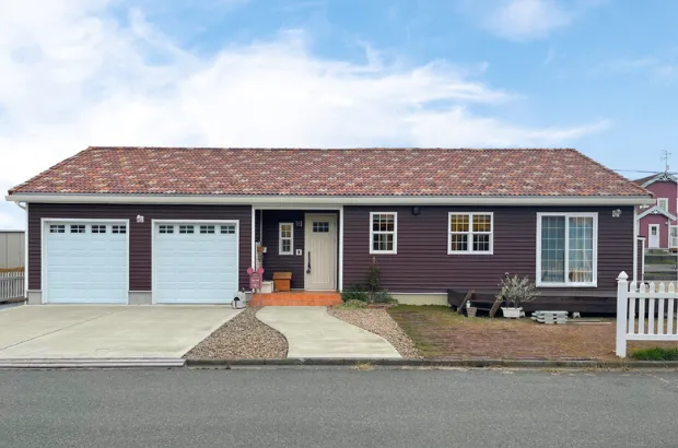 【外観】ココア色の樹脂サイディングと瓦屋根の仕上げ