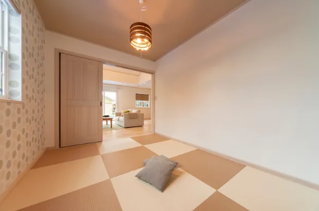 【畳ルーム】リビング隣接のフラット和室