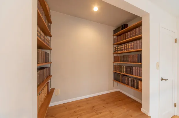 【ブックスぺ―ス】大容量の本棚付き造作ベンチ