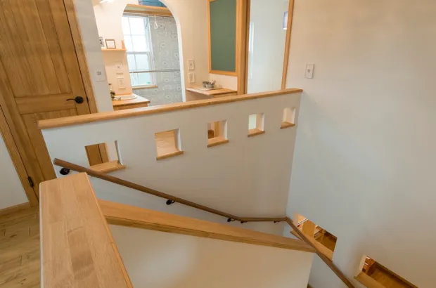 【階段】スクエアのくりぬき壁のある階段