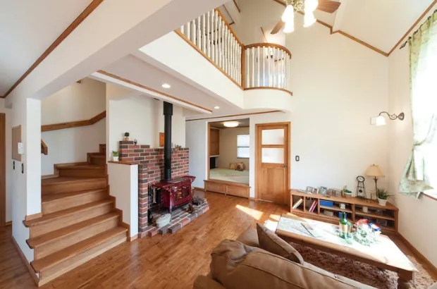 【LDK】薪ストーブを中心に回遊できるリビング