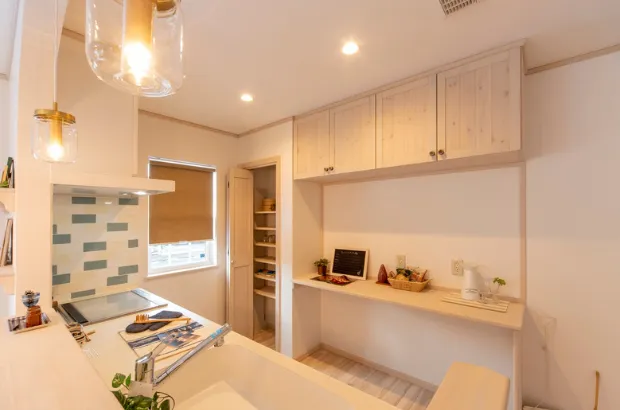 【キッチン】明るく清潔感のある白ベースのキッチン