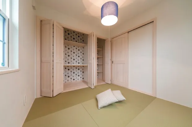 【寝室】畳敷きの和洋折衷な個室