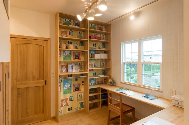 【スタディースペース】壁まである造作棚と勉強机
