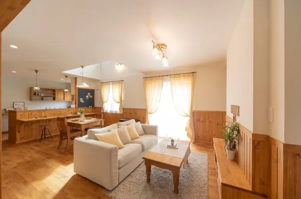 【LDK】部屋全体に腰壁を回した明るいリビング。