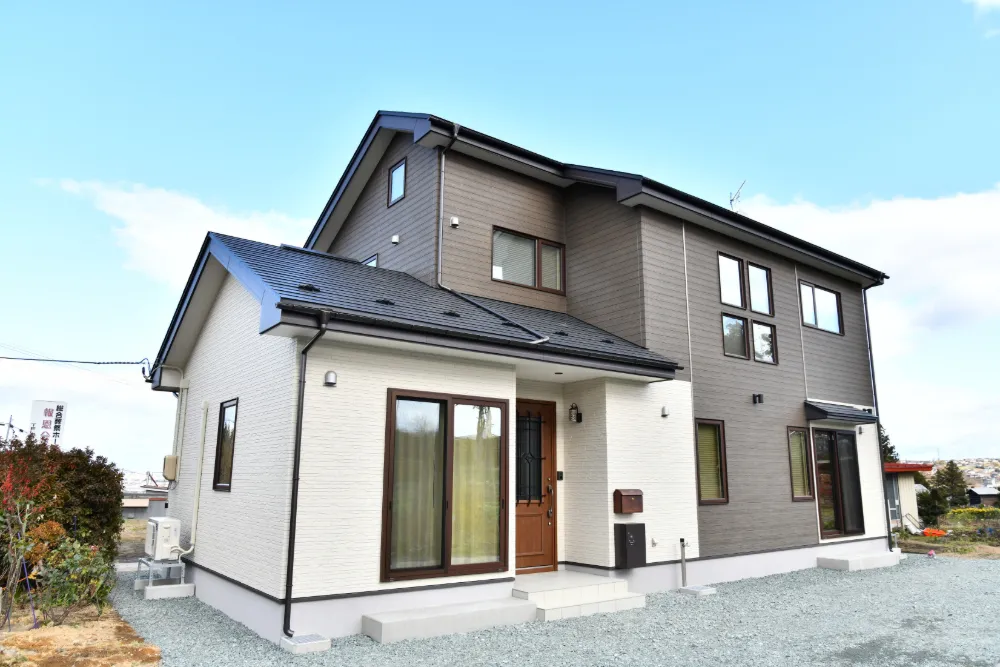 【外観】ダークブラウンとホワイトのコントラストが美しい、アーバン・モダンな外観。