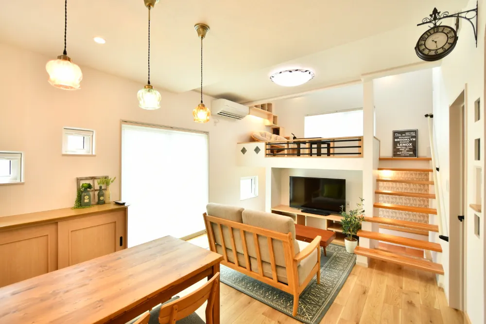 【リビング・スキップフロア】空間を賢く、楽しく使う。家族の気配がゆるやかに繋がるスキップフロア。