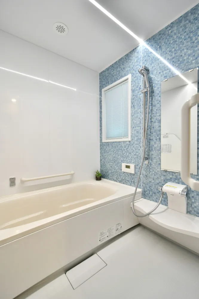 光を纏う吹き抜けと、ヴィンテージな木目に包まれて。性能が叶える、上質な大人時間。