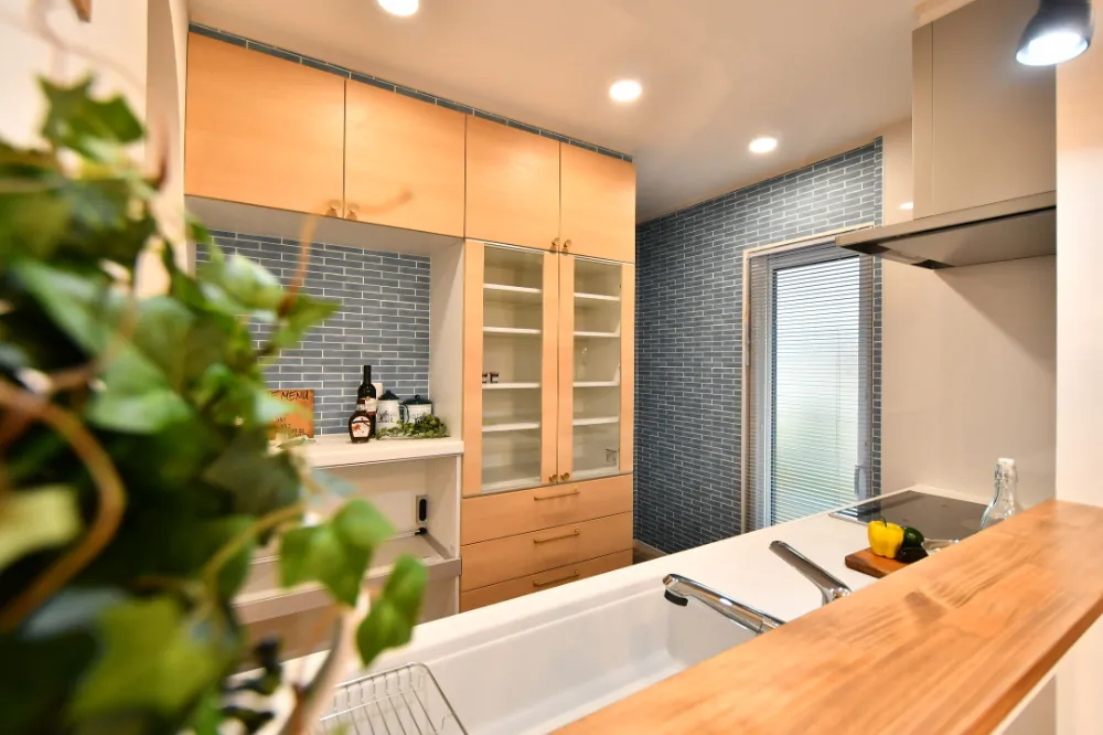 【キッチン】デザインと機能性が響き合う、こだわりのキッチン。ブルーのタイル柄が彩る、毎日の料理時間。