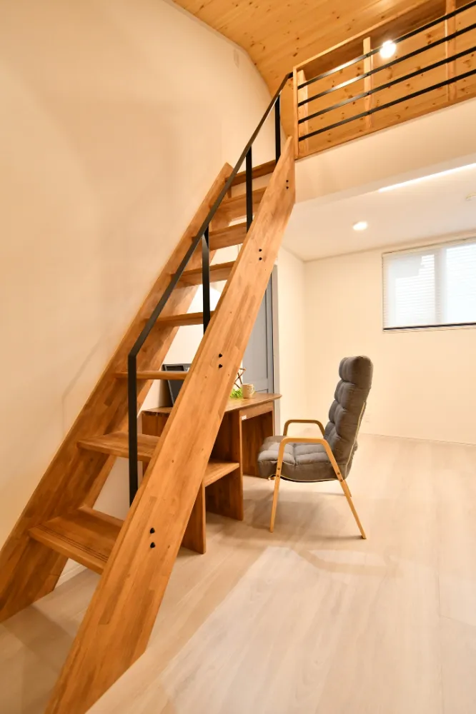 光を纏う吹き抜けと、ヴィンテージな木目に包まれて。性能が叶える、上質な大人時間。