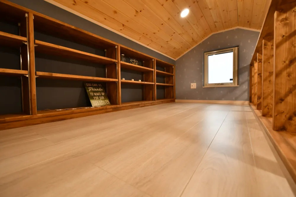 光を纏う吹き抜けと、ヴィンテージな木目に包まれて。性能が叶える、上質な大人時間。