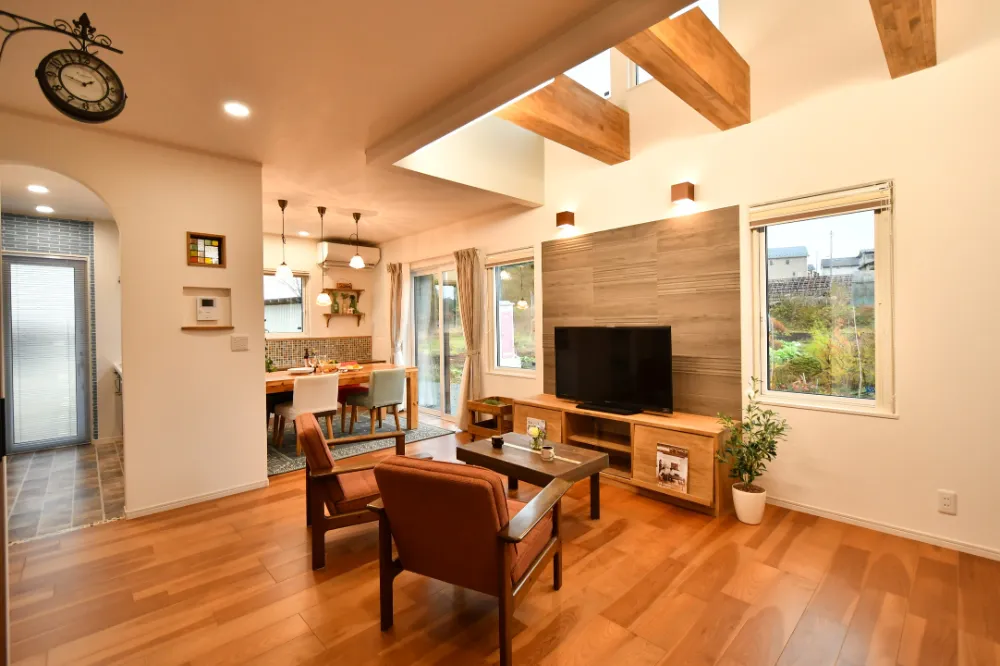 【リビング】「寒さ」を忘れる圧倒的な開放感。高気密・高断熱だから叶う、光溢れる吹き抜けリビング。