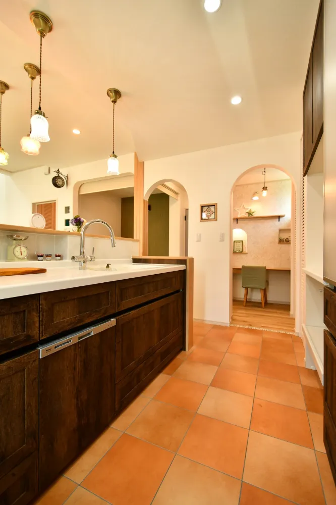 【キッチン】テラコッタの温もりとアーチ壁が誘う、南欧風のナチュラルキッチン。