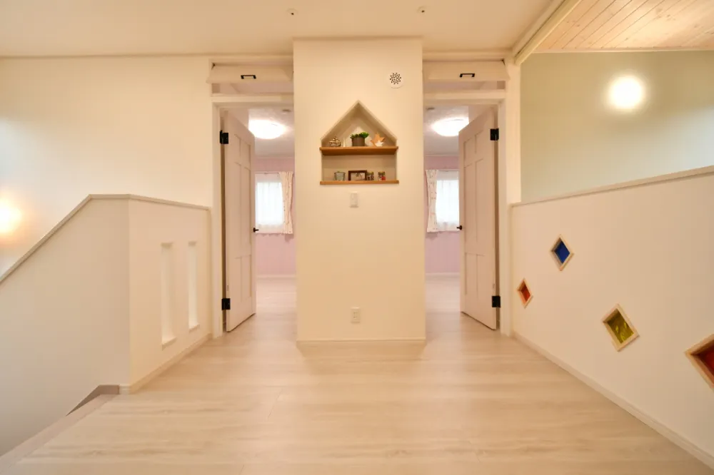 光を纏う吹き抜けと、ヴィンテージな木目に包まれて。性能が叶える、上質な大人時間。