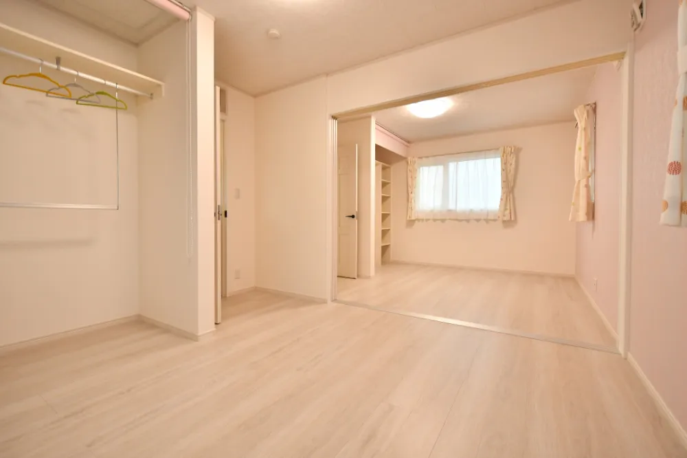 【2階洋室】家族の成長に寄り添う、可変性のある間取り。将来は2部屋に仕切れる、明るい子供部屋。