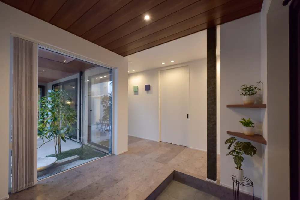 テラスへと続く奥行感がより開放的に