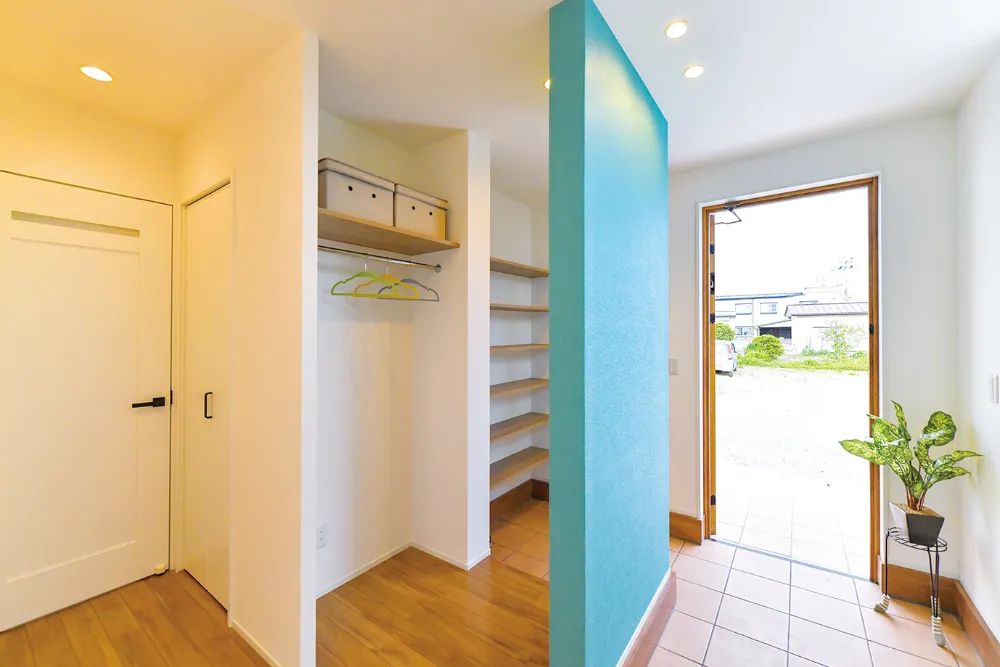 「おかえり」を鮮やかに彩るブルーのアクセント