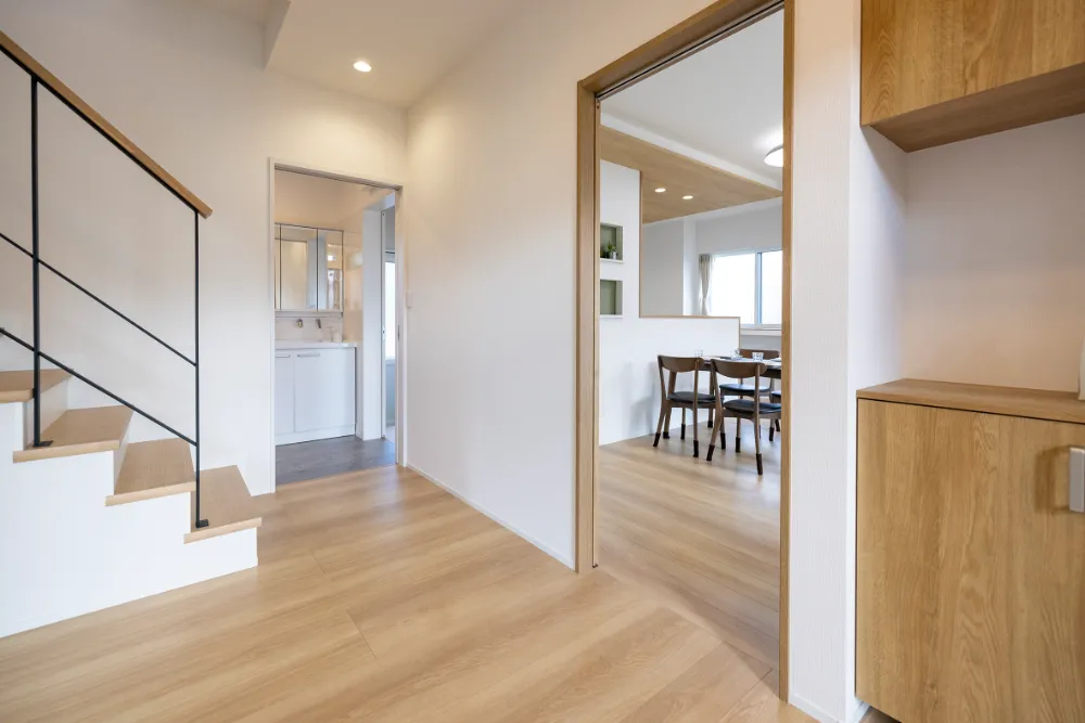 明るく伸びやかな玄関