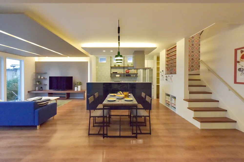 家族の笑顔が家のまんなかに