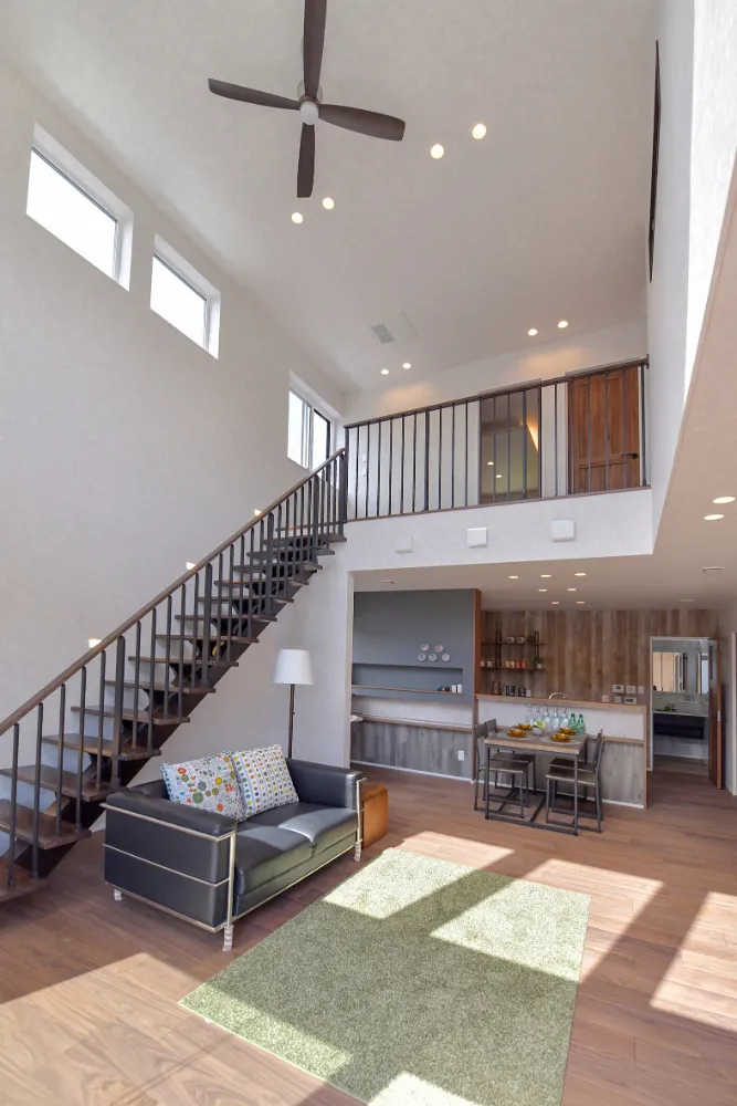 光が満ちる開放的なの吹き抜け