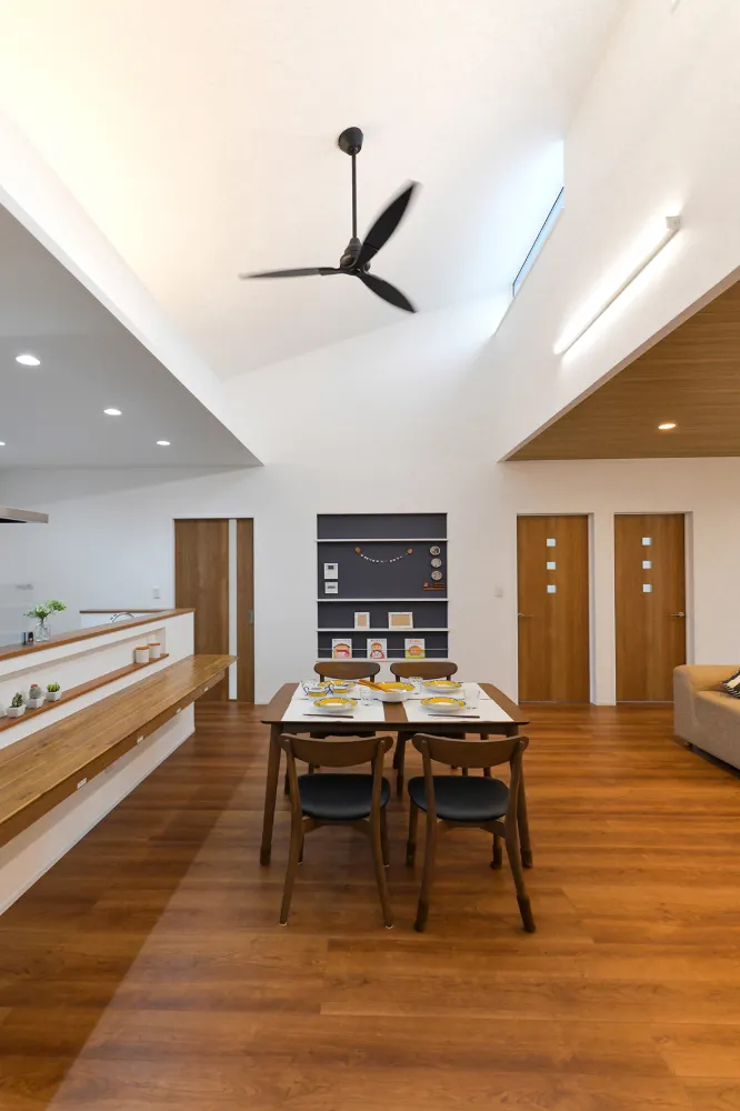 空へと視線がのびるゆったりとした平屋