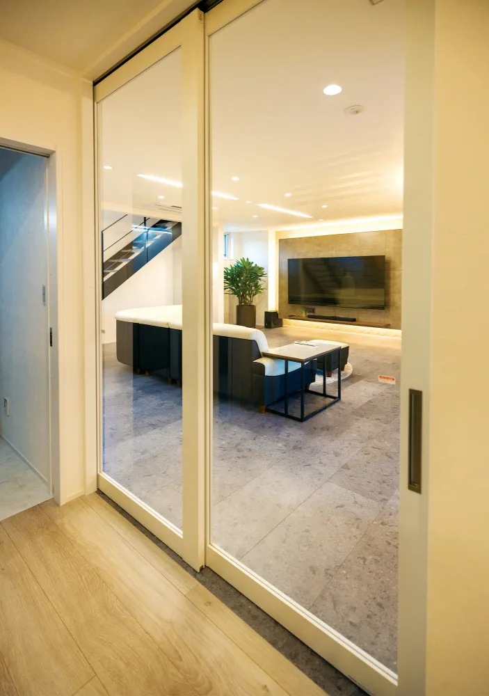 透明扉で開放的に