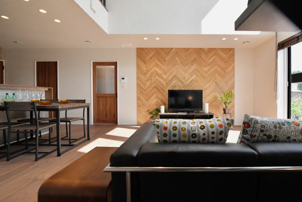 暮らしにリズムを刻む木のアクセント