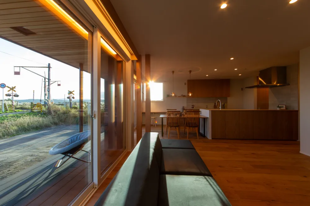 南面デッキをたのしむ回廊サニタリーの家