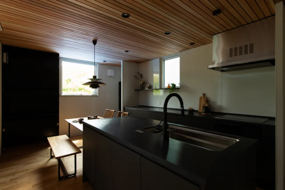 回廊サニタリーのある　斜壁エントランスの家