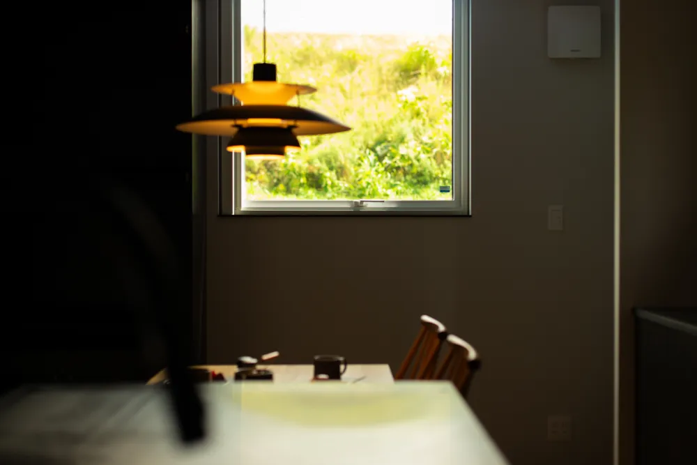 回廊サニタリーのある　斜壁エントランスの家