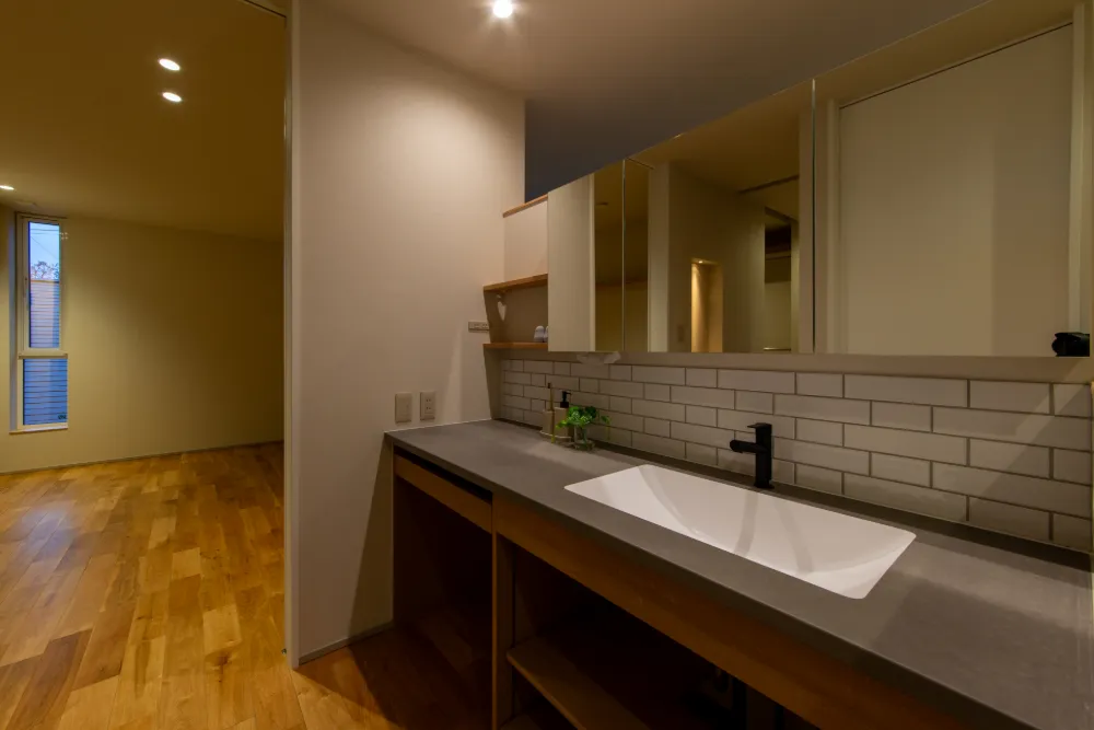 ふたつのスキップがつながる座カウンターのある家