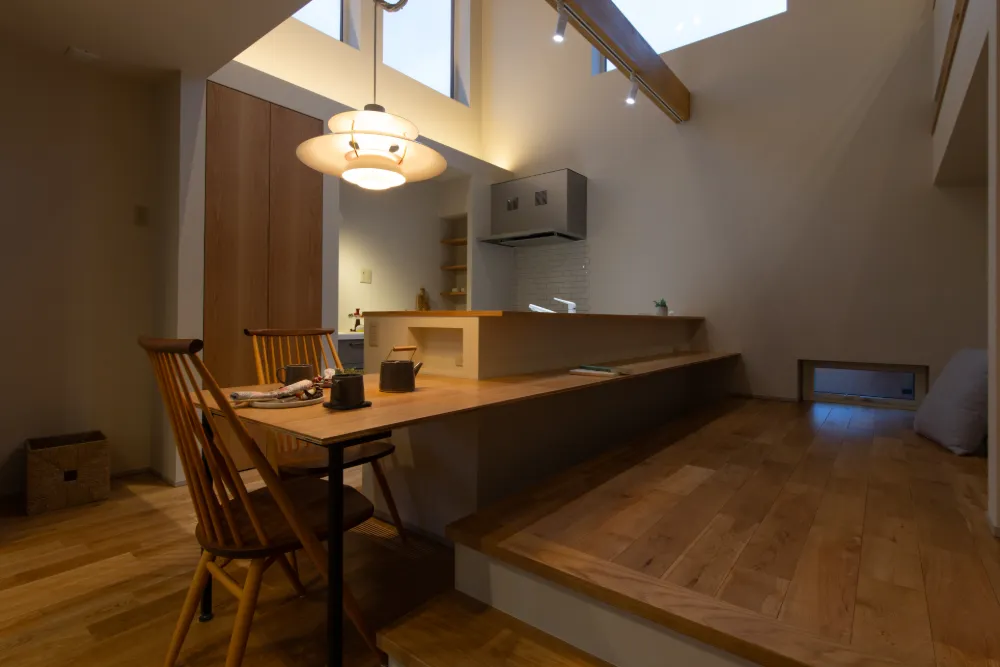 ふたつのスキップがつながる座カウンターのある家