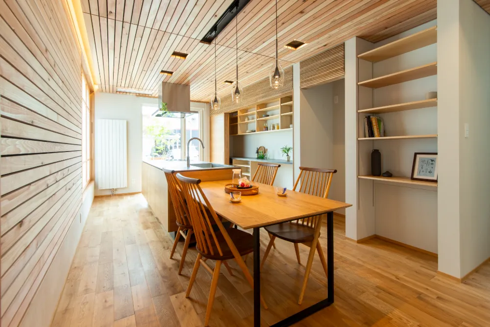 斜めに開く下がり土間の家