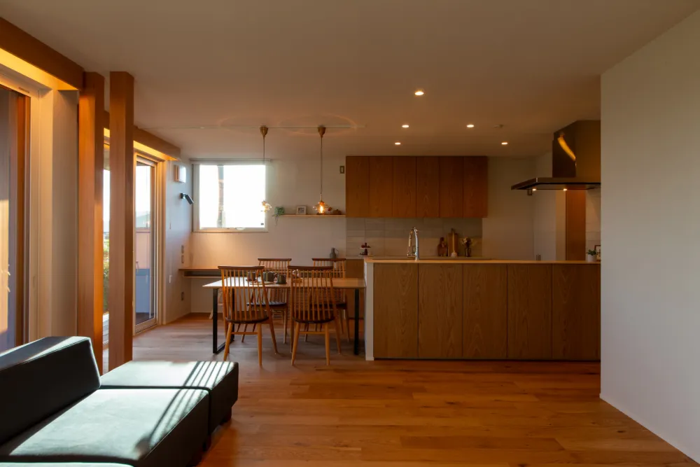 南面デッキをたのしむ回廊サニタリーの家