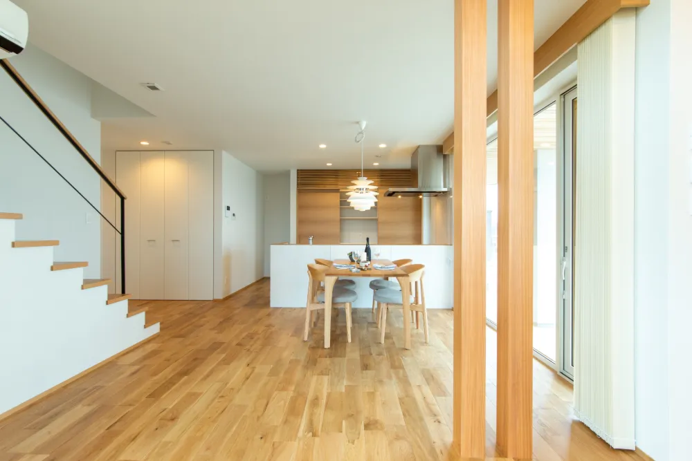 斜窓リビングのある眺望ハウス