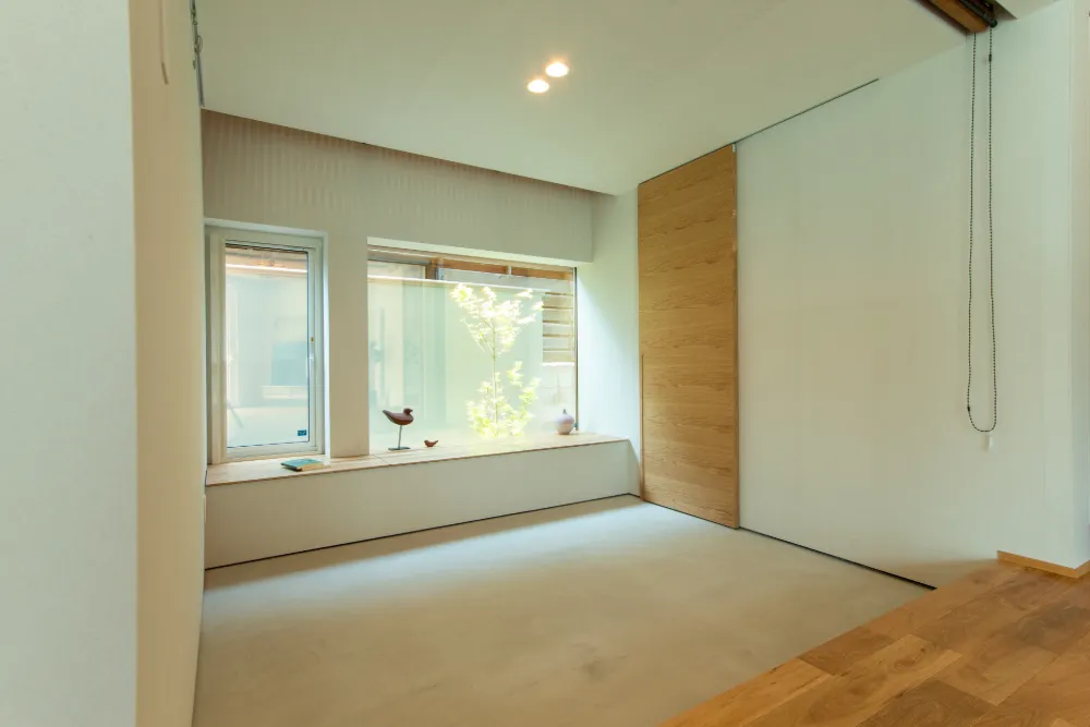 斜めに開く下がり土間の家