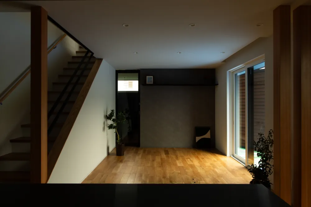 回廊サニタリーのある　斜壁エントランスの家