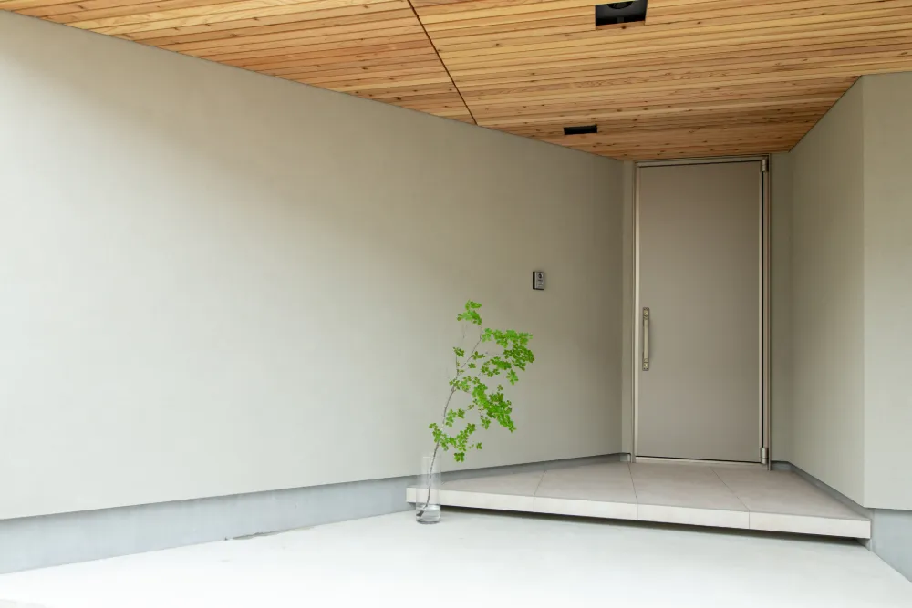 斜めに開く下がり土間の家