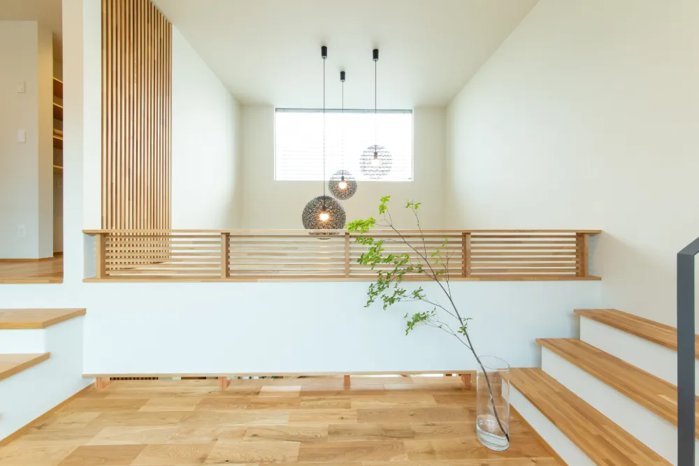 斜めに開く下がり土間の家