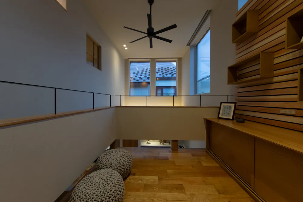 ふたつのスキップがつながる座カウンターのある家