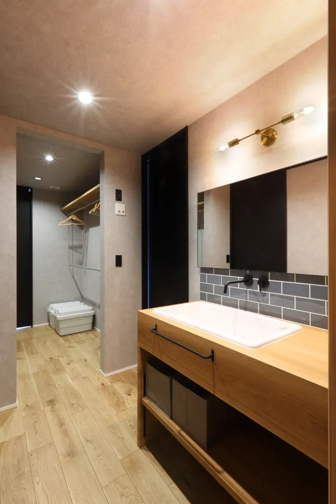 インナーガレージと薪ストーブのあるインダストリアルな家