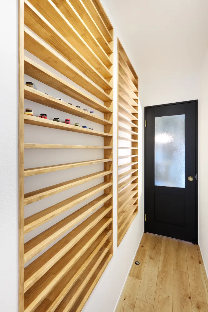 インナーガレージと薪ストーブのあるインダストリアルな家