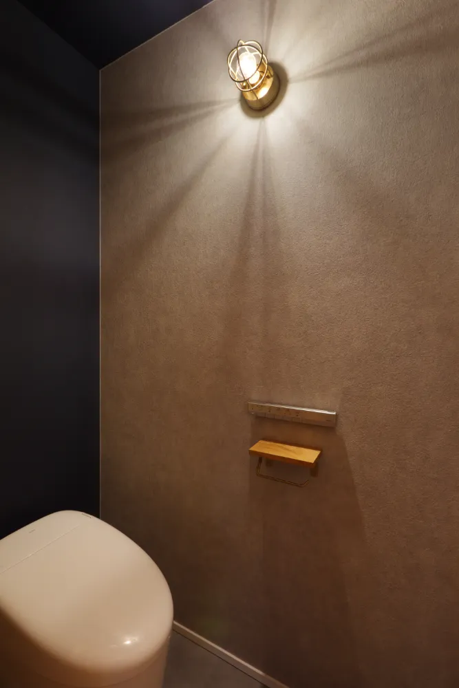 インナーガレージと薪ストーブのあるインダストリアルな家