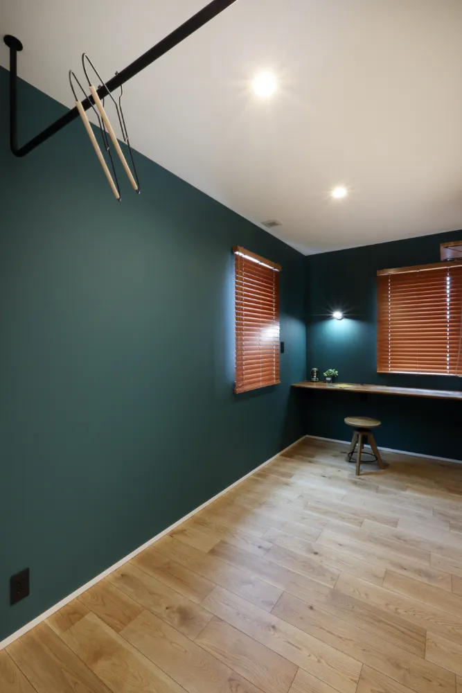 インナーガレージと薪ストーブのあるインダストリアルな家