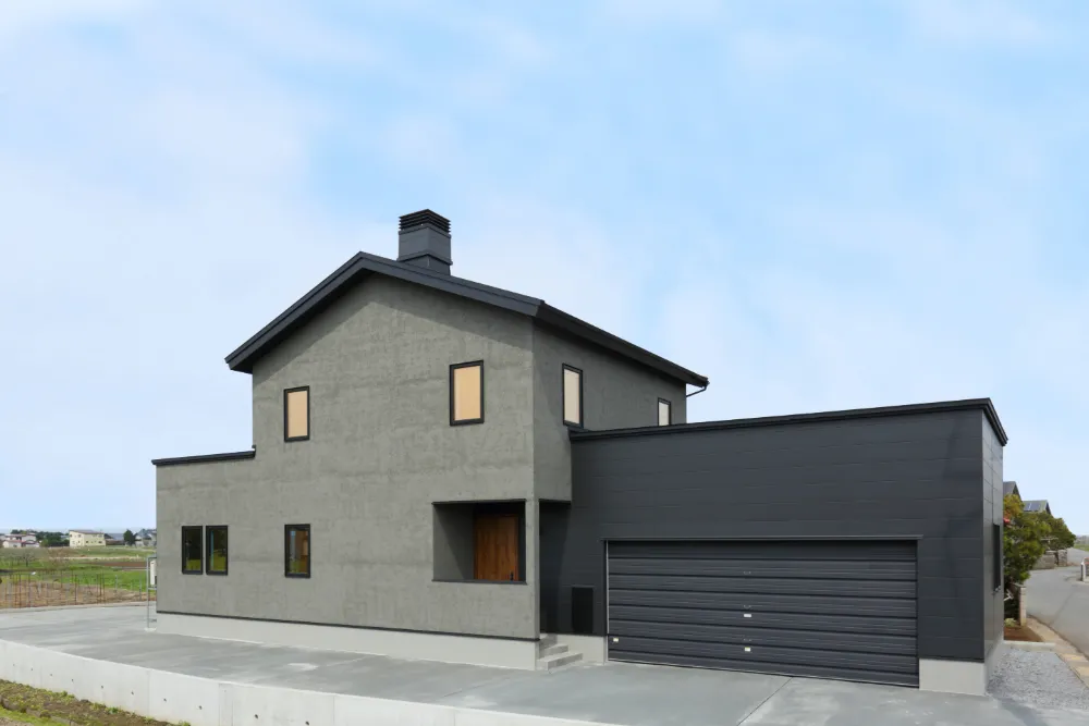 インナーガレージと薪ストーブのあるインダストリアルな家